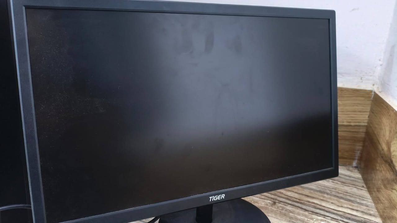 السلام عليكم شباب عندب هذا الكيس مواصفاته بلصور اخذته قبل شهرين تقريبا نقصه كرت شاشه  جنت ناوي اخلي للكيمنك بس شاء الله و تضايقت على فلوس و هسه عارضه  قيم بليرضى بي الله و اخذه اني ماخذه وحده ب٣٥٠ و الشاشه مشتريه جديده شاهد الله ساعات تشغيله متتعد يوم واحد اخذته ب٥٠ الف قيم و اخذه كبل 
*********** متواجد واتس
