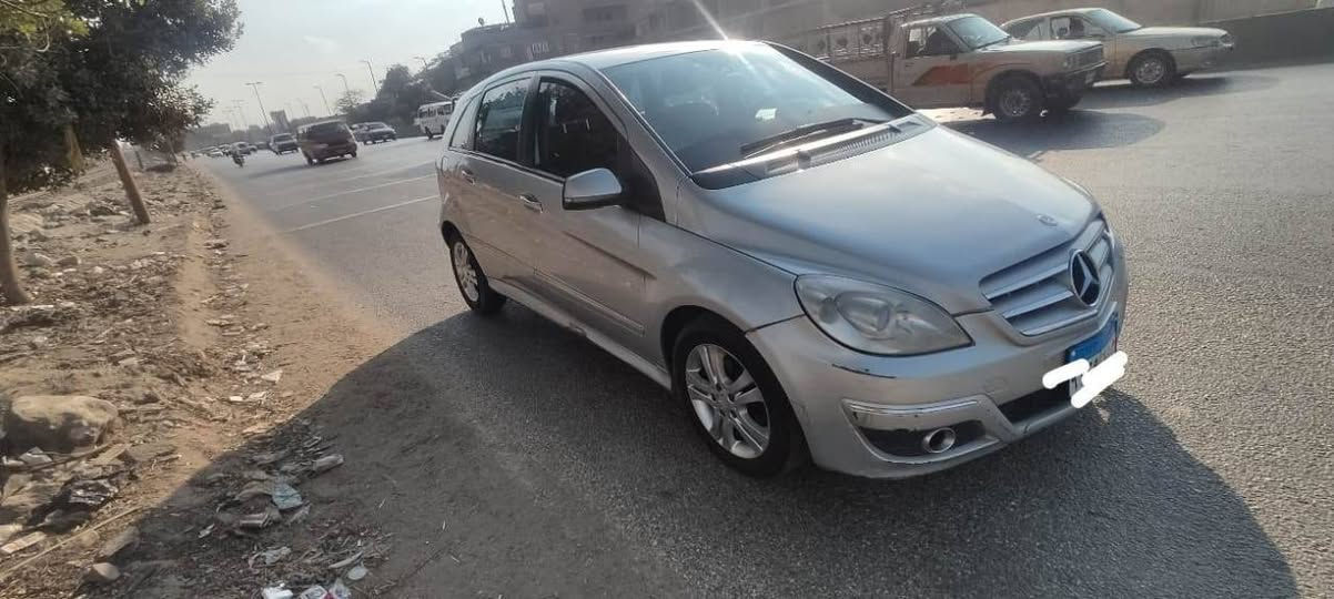 *للبيع مرسيدس B160 2010 - كاملة أوتوماتيك* ⭐عداد179
*موفرة بنزين - صيانات توكيل - فابريكا*

*تفاصيل السيارة:*
- *الموديل*: مرسيدس B160 2010
- *الموتور*: 1500cc موفر جداً في البنزين
- *الفتيس*: أوتوماتيك
- *الحالة*: فابريكا 
    - رشة اكصدامين للتجديد فقط 
    - بعض المرمات في الكبوت والجنب اليمين فقط
- *الصيانات*: صيانات توكيل بالفواتير
- *الرخصة*: سنة + فحص سنتين
- *المرور*: المنوفية
- *المعاينة*: معاينه المنوفيه او الجيزه الكيت كات بالتنسيق

*الكماليات:*
- طارة مالتي 
- تكييف 
- مرايات ضم 
- بدون فتحة سقف
- لا تحتاج لأي مصاريف نهائي

*السعر:470وفي تفاوض اثناء المعاينه 

*للتواصل*: 01287580701 القاهرة, مصر


**إذا كنت صاحب هذا الإعلان وتريد حذفه لأي سبب، رجاءا أرسل رسالة إلى الدعم الفني**
