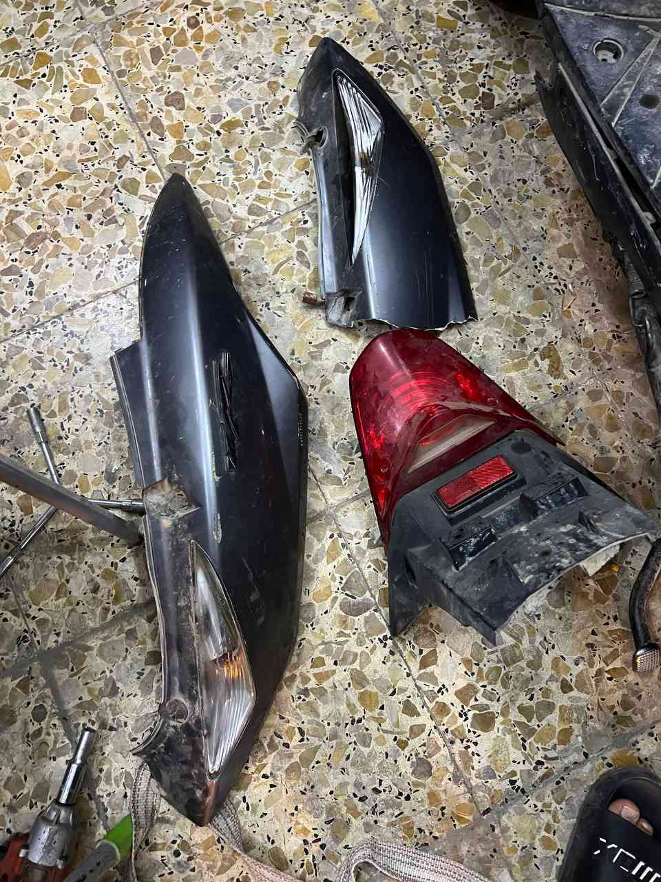 ثعلب للبيع  عله هاي الحطه شغاله هندر واحد ابيعه كوم حديد سعره ١٥٠ قفل شوته مالته موجوده نسيت طكله صوره مكاني بغداد الحريه رقمي *********** شراي اتصل
