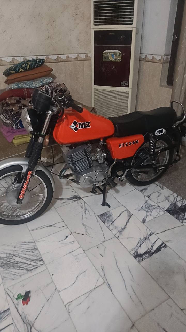 السلام عليكم دراجه للبيع سايس ثلاثه بدون قطره لحيم مكينه 88 نص غراضه المانيه كهربائيات كله شغاله محور ماكنيت بابل حله ***********
