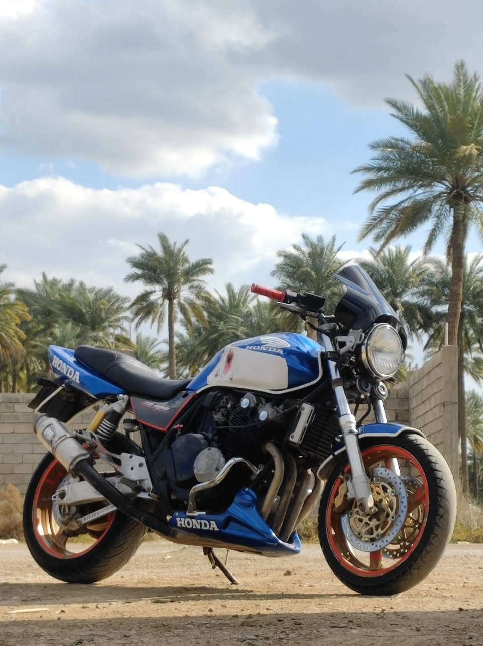 سلام عليكم للبيع سيبي فور هايبر ١٦ ولف دراجه كامله مكمله 
لا خربطه ولا نضوح ولا صوت تراي وين ما يعجبك شلعه تهبل مكان دراجه ديالى شهربان رقم ***********
