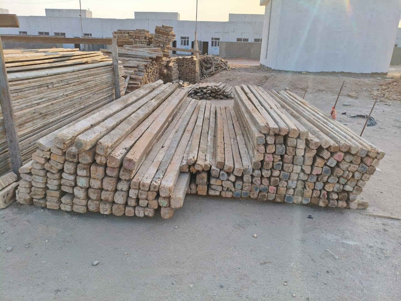 السلام عليكم عندي خشب مستعمل للبيع مكان نجف ***********
