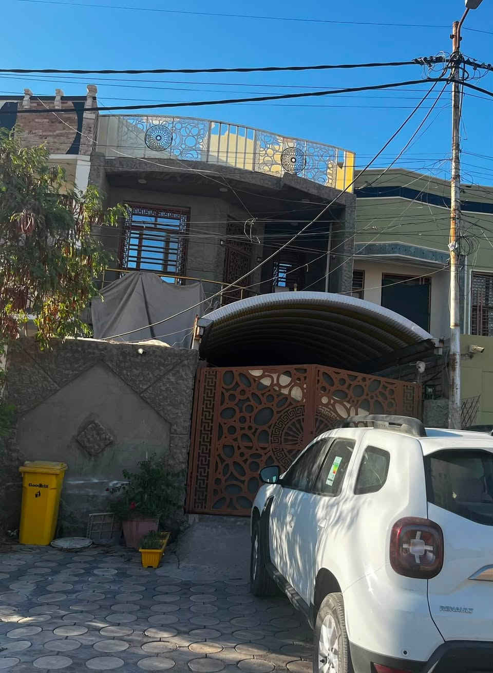 السلام عليكم 
بيت ١٥٠ متر للبيع مجاور اسواق القريشي شارع اربعين طابقين غرفة بالطابق الاول وغرفة كبيرة بالطابق الثاني ومخزن مع ٣ حمامات اللي يحب يتصل ويمر يشوف البيت ونتفق على السعر 
الاتصال على الرقم ***********
