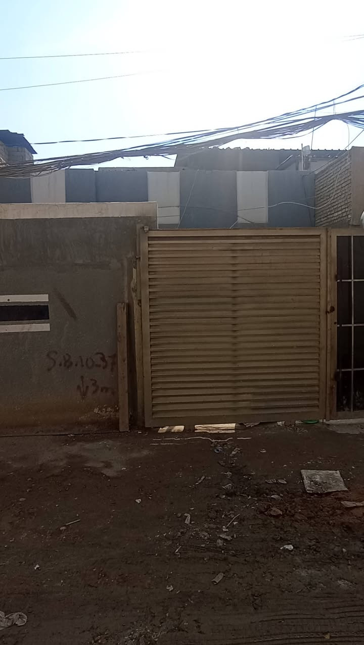 بيت للبيع حلة حي الأكرمين خلف مدرسة ثانوية ابن سيناء قرب جامع الطف المساحة ٢٠٠ متر طابقين ويوجد له بابين للتواصل ***********
