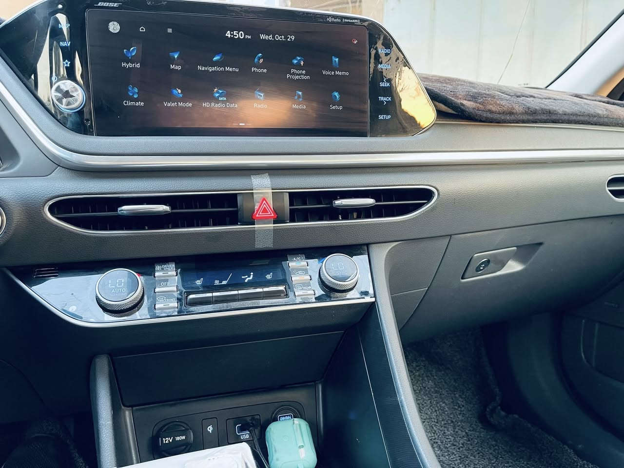 سوناتا 2023 هايبرد 
محرك 2000 
مواصفات تشغيل عن بعد ترحيب قياده ذاتيه رادرات جانبيه 
داخل مخمن كشنات كهرباء تبريد قطعتين 
ممشه 29 الف 
حادث قطعتين جاملغ امامي مع الجاملغ الخلفي بدون دواخل لا شاصي ولا لغود ومثل ما موضح صوره الحادث وصار بيه بارد هنا بلعراق باب السايق 
معروضه 175 وبيه مجال قليل 
رقم بغداد 
والسياره في بغداد 
***********
