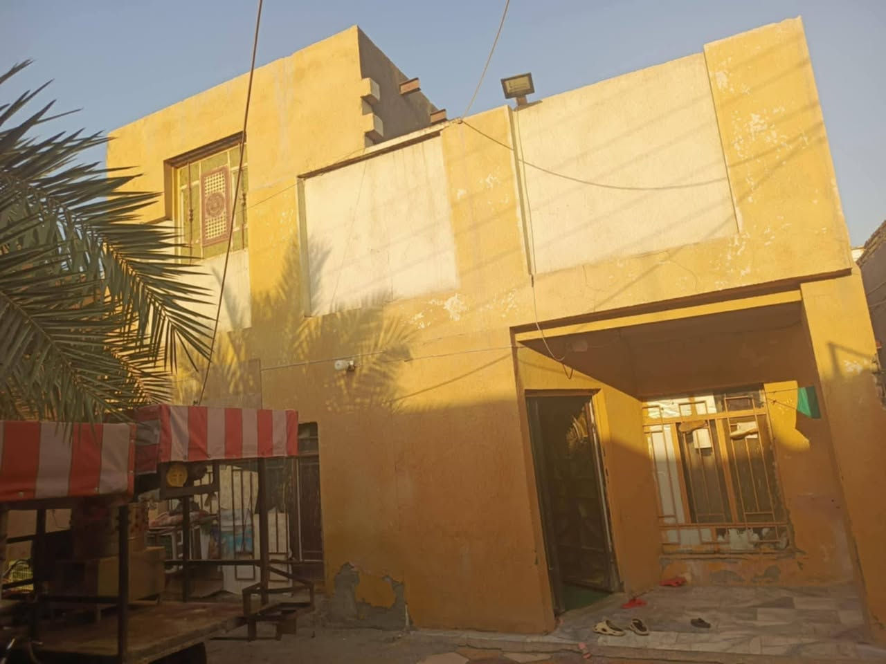 بيت لگطه للبيع مساحه 200 م غرفتين صاله استقبال مطبخ حمام داخلي وخارجي العنوان الشهداء قرب مدرسه غزوه حنين السعر 155 لتواصل  ***********
