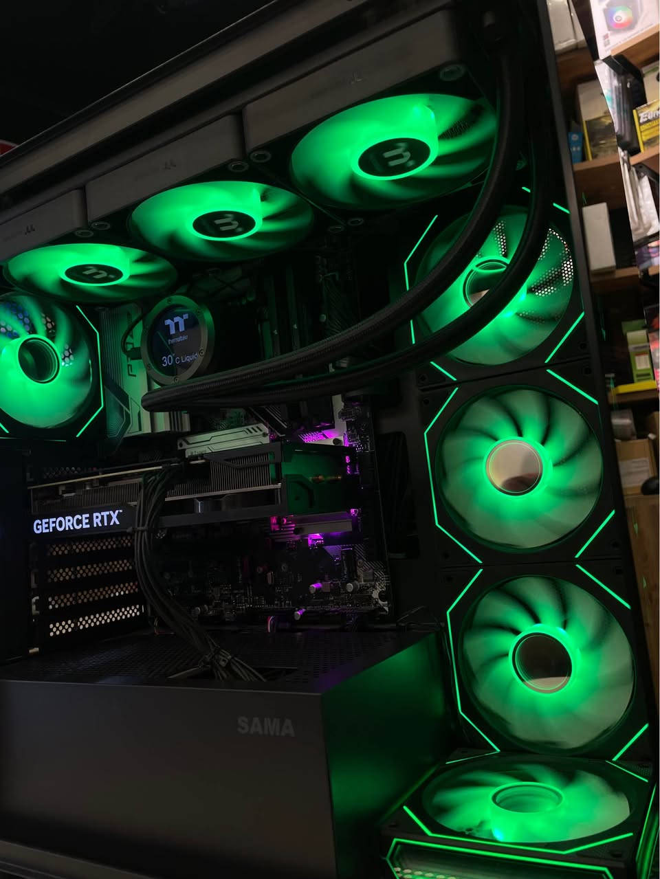 🖥️ CASE GAMING I7-14700KF + RTX 4070 – Ready To Play

💰 نرخ:2,170,000 we

✅ Specification:

* CPU: Intel Core i7-14700KF (20 Cores / 28 Threads)
* GPU: GALAX GeForce RTX 4070 12GB 2X
* Motherboard: ASROCK Z790 PRO RS
* RAM: 32GB Corsair DDR5 (2×16GB) 5200MHz
* SSD: 1TB Lexar NQ780 NVMe Gen4×4
* Cooler: Thermaltake TH360 Ultra V2 ARGB
* PSU: 850W 80+ Gold Black Hole
* Case: SAMA Gaming Case

🔥 گونجاوە بۆ:
• Gaming بە Ultra Settings
• Streaming
• Video Editing
• Graphic Design
• 3D Rendering

✅ کەیسەکە زۆر خاوێنە و ئامادەی کارکردنە.
📩 بۆ زانیاری زیاتر یان تاقیکردنەوە پەیوەندی بکەن.

🖥️ كمبيوتر ألعاب احترافي I7-14700KF + RTX 4070

💰 السعر: 2,170,000

✅ المواصفات:

* المعالج: Intel Core i7-14700KF (20 نواة / 28 خيط معالجة)
* كرت الشاشة: GALAX GeForce RTX 4070 12GB 2X
* اللوحة الأم: ASROCK Z790 PRO RS
* الذاكرة: 32GB Corsair DDR5 (2×16GB) 5200MHz
* التخزين: 1TB Lexar NQ780 NVMe Gen4×4 SSD
* المبرد: Thermaltake TH360 Ultra V2 ARGB
* مزود الطاقة: 850W 80+ Gold Black Hole
* الكيس: SAMA Gaming Case

🔥 مناسب لـ:

* جميع الألعاب على إعدادات Ultra
* البث المباشر (Streaming)
* المونتاج والتصميم
* برامج الهندسة والرندر

✅ الجهاز نظيف وجاهز للاستخدام مباشرة.
📩 للاستفسار أو التواصل، راسلني. أربيل, العراق


**إذا كنت صاحب هذا الإعلان وتريد حذفه لأي سبب، رجاءا أرسل رسالة إلى الدعم الفني**