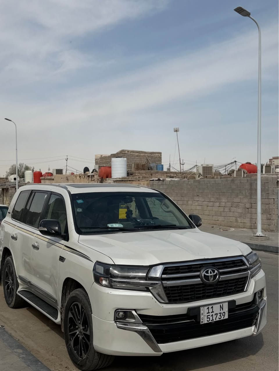 السلام عليكم للبيع سيارة لاندكروز جكسار موديل 2008 ومحدثه داخل وخارج بلكامل تحديث اصلي موديل 2021 رقم بغداد دولي جديد تحويل ثاني يوم السيارة كفاله من الكص و النقل و التحويل و الضربه القويه والمكينه ولكير مكفولات جدد حداديه جديده السياره فوول مواصفات تنته واشارات بلمري وحساسات خلفيه وتدفئة وتبريد وشاشة داخلية لايت لد زنون عالي وناصي السيارة فول مواصفات السيارة جاهزه دون اي نقص السياره بانزين V8 للبيع أو المراوس حسب القناع سعرها 245 ورقه 
مكان سيارة البصرة
*********** البصرة, العراق
