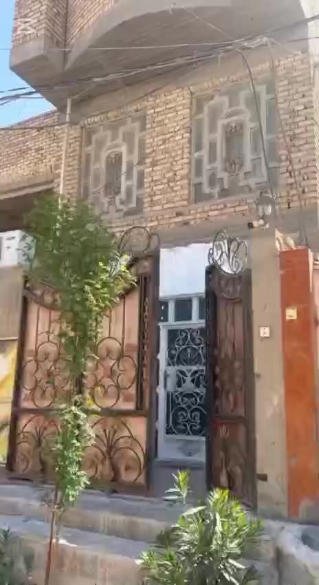 دار للبيع حي السلام في النجف
( 100 م)ثلاث طوابق.منطقة33 خلف اثاث انطاكيا. الماء والكهرباء والغاز والنفط تأسيس انابيب.كهرباء الدار 3خطوط مع خط احتياط منفرد.
الطابق الاول
استقبال وصالة ومطبخ مع حمامات. 
الطابق الثاني غرفتين وصالة. احدى الغرف سويت
الطابق الثالث غرفة فقط
السعر( 190 مليون)شارع10
مكتب الغدير
***********
