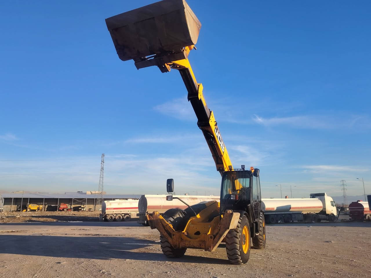 بەناوی خوای گەورە
شۆفڵ 2006 مەکینە گەورە تایەو ویلی ٢٥ لە سلێمانییە
ماڵێکی زۆر پاکو جوانە ١١ هەزار ئیشی کردوە مەکینەو گێڕی نەکراوەتەوە بە شەرتە ژت***********
