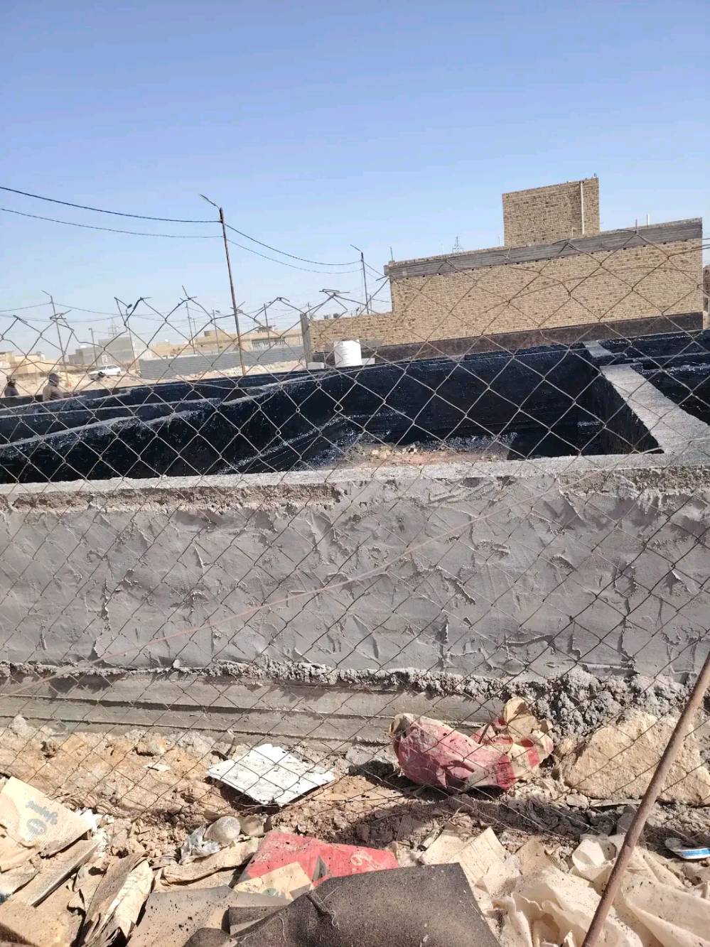 السلام عليكم
عدي بتلو مساحه 200 متر زراعي سند 25 جديد جهاز للبناء بصف الركن  خلف المعسكر بصف قطع الضباط خلف الطيارين بي غرفتين 5 في 4 ومنور وصالة واستقبال ومطبخ وممر وصحيات داخلية وخارجية