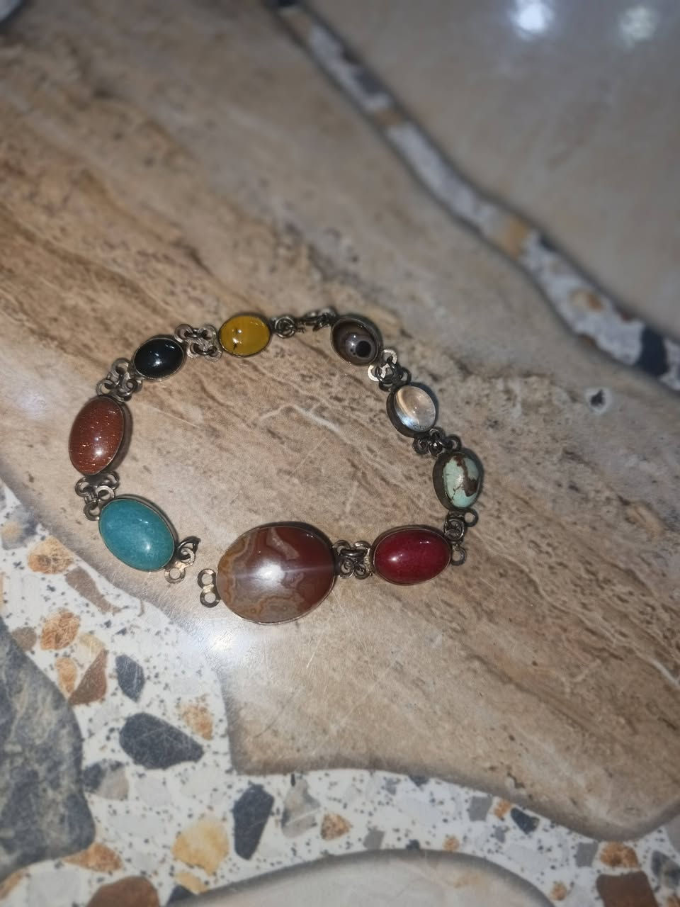 اسوار نسائي رجالي فضه 925
تسع احجار 
يماني ياقوت اسليماني فيروز عقيق  در نجفي عقيق وغيره
للتواصل ***********
