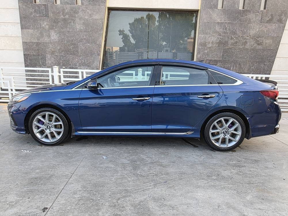 هونداي سوناتا 2019 تيربو (Limited 2.0T) - فول مواصفات
​
​المحرك: 2.0L تيربو (قوة 245 حصان).
​ناقل الحركة: أوتوماتيك 8 سرعات.
​ماشية: ٦٥ ميل.
المواصفات:
​فتحة سقف بانوراما.
​كراسي جلد (تبريد وتدفئة).
​شاشة كبيرة (Apple CarPlay / Android Auto).
​نظام صوتي Infinity.
​رادار، كشف نقاط عمياء، وتنبيه خروج عن المسار.
​بصمة تشغيل وبصمة أبواب.
​رينجات 18 إنش رياضية.

​وارد أمريكي (فول مواصفات).
ضربه خلفية و شويه جاملغ الخلفي على البارد 
​السيارة بحالة ممتازة وجاهزة للاستخدام.
​السعر: [١٣٥ وبيل مجال قليل]
للتواصل: *********** واتساب بغداد, العراق
