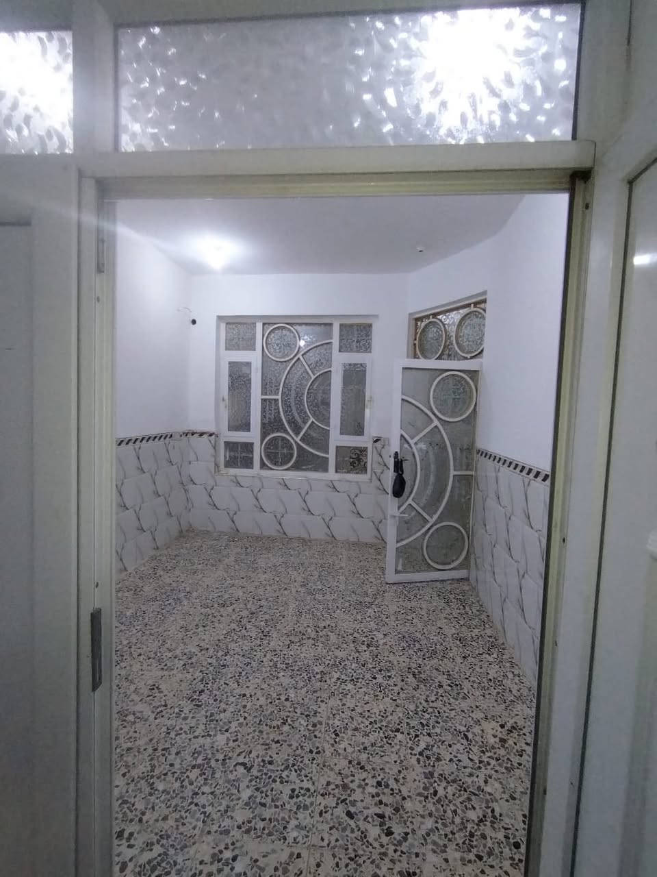 مشتمل للبيع
السعر /150 مليون
العنوان / الخاجيه منطقه ال 8000
يبعد عن شارع 40 الرئيسي 70 متر
المساحه /5*20
الطابق الاول /استقبال+ مطبخ+ هول+غرفه نوم
 الطابق الثاني / 2 غرف نوم + هول + مطبخ

للاستفسار
                      مكتب تبارك الرحمن للعقار
هاتف /***********
