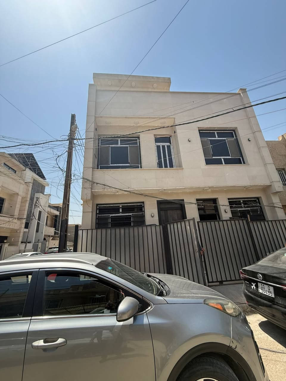 سلام عليكم يوجد بيت مساحه 50 متر بناء حديث 
يحتوي عل مطبخ وصاله 
وغرف عدد 3 البيت مدخلين بشارع الضيافه خلف مطعم كليل الجبل لاستفسار ***********
