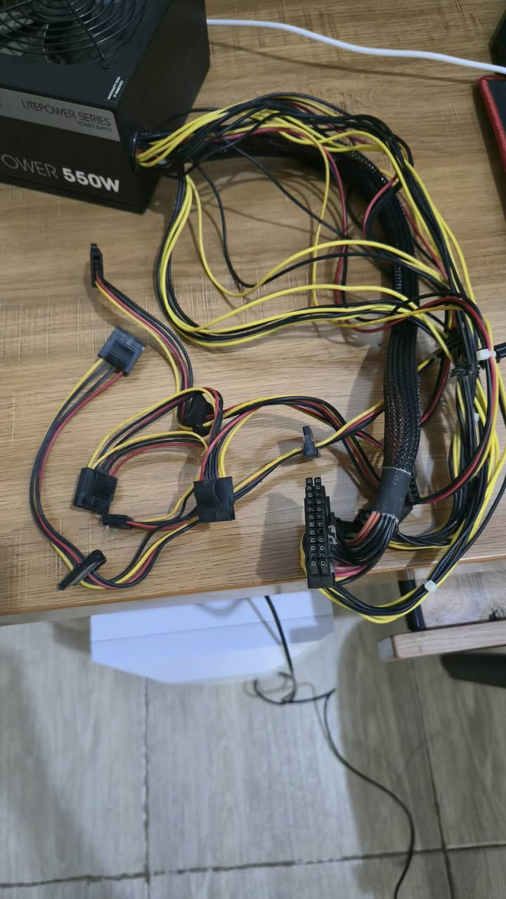 السلام عليكم....باورسبلاي Thermaltake 550W من فئة lite series كيبلات غير قابلة للفصل نسبة الكفاءة (80_85%) اخواني الباور لتجميعات الاقتصادية.... الاستخدام شخصي وسبب البيع التطوير
1 × 24-Pin ATX (للوحة الأم)
1 × 4+4-Pin EPS (لمعالج CPU)
2 × 6+2-Pin PCIe (لـ كرت الشاشة)
5 × SATA (لأقراص SSD / HDD)
4 × Molex أقدم
1 × Floppy (نادراً يُستخدم)
السعر 20 الف مكاني النجف الاشرف/ ماعندي توصيل


**إذا كنت صاحب هذا الإعلان وتريد حذفه لأي سبب، رجاءا أرسل رسالة إلى الدعم الفني**