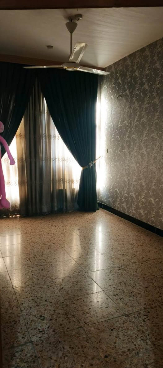 دار للبيع زراعي سند 25مساحة 100متر واجهة 6متر طابق واحد يحتوي عله مدخلين صالة مطبخ  غرفة نوم خدمات. خدمات فووول ماء. كهرباء مجاري تبليط  شارع عرضه 8متر  السعر يقع في بغداد سبع ابكار الزراعي.  خلف سوق السمكه بعد متنزه الهبي دي *********** بغداد, العراق
