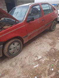 يوجد سياره كاديت لون احمر لبيع السعر مليونين 07505567432