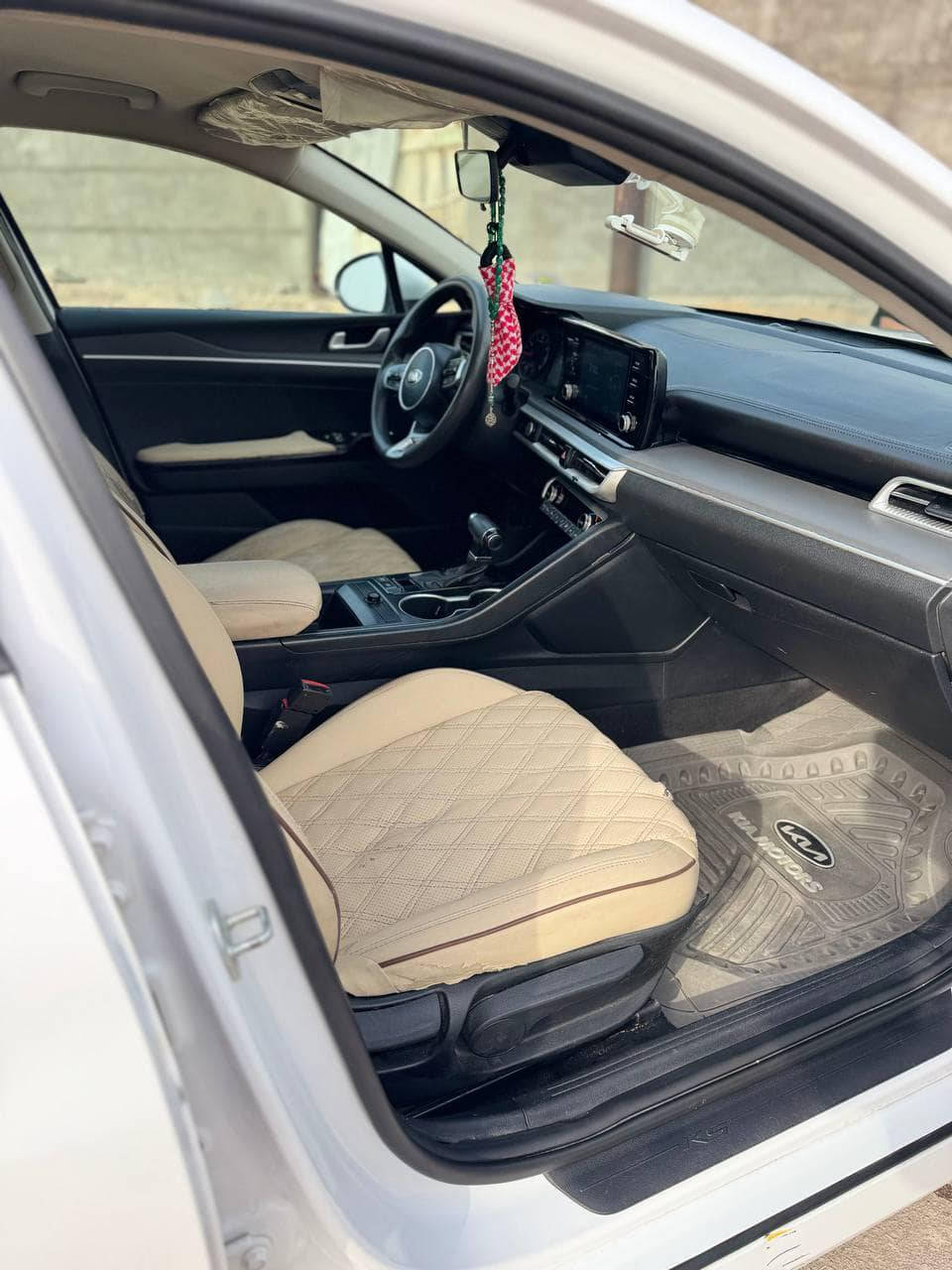 السلام عليكم 
سياره كيا كي  فايف  5 .. موديل 21 معوقين راعيه شاب سياره بيه قطعتين جاملغ وبنيد وبيه ملاحظات قليله جاهزه من كلشي طخم تاير تشغيل من بعد حساسات اماميه وخلفيه وبعد بيه مواصفات ورقمها مثنى 
العنوان / البصره / الهارثه / معمل ورق 
السعر .. 140 وبيه مجال لطيبين 
الرقم / ***********
محرك ١٦٠٠ تيربو
