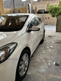 سلام وعليكم كيا سيراتو للبيع فول ماعدا البصمه موديل 17 شكل ال16 سياره ...