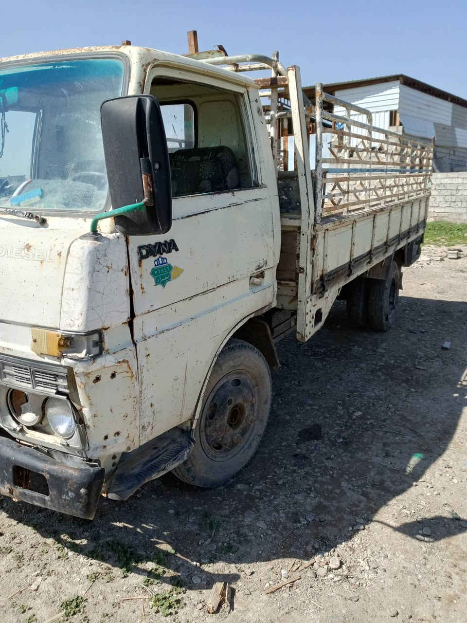 السلام عليكم داينه للبيع شغاله محرك كير شاصي نضيف رقم بغداد شرط التحويل صاحبه بكركوك المكان الحويجه السعر 20 ورقه وبيه مجال ***********
