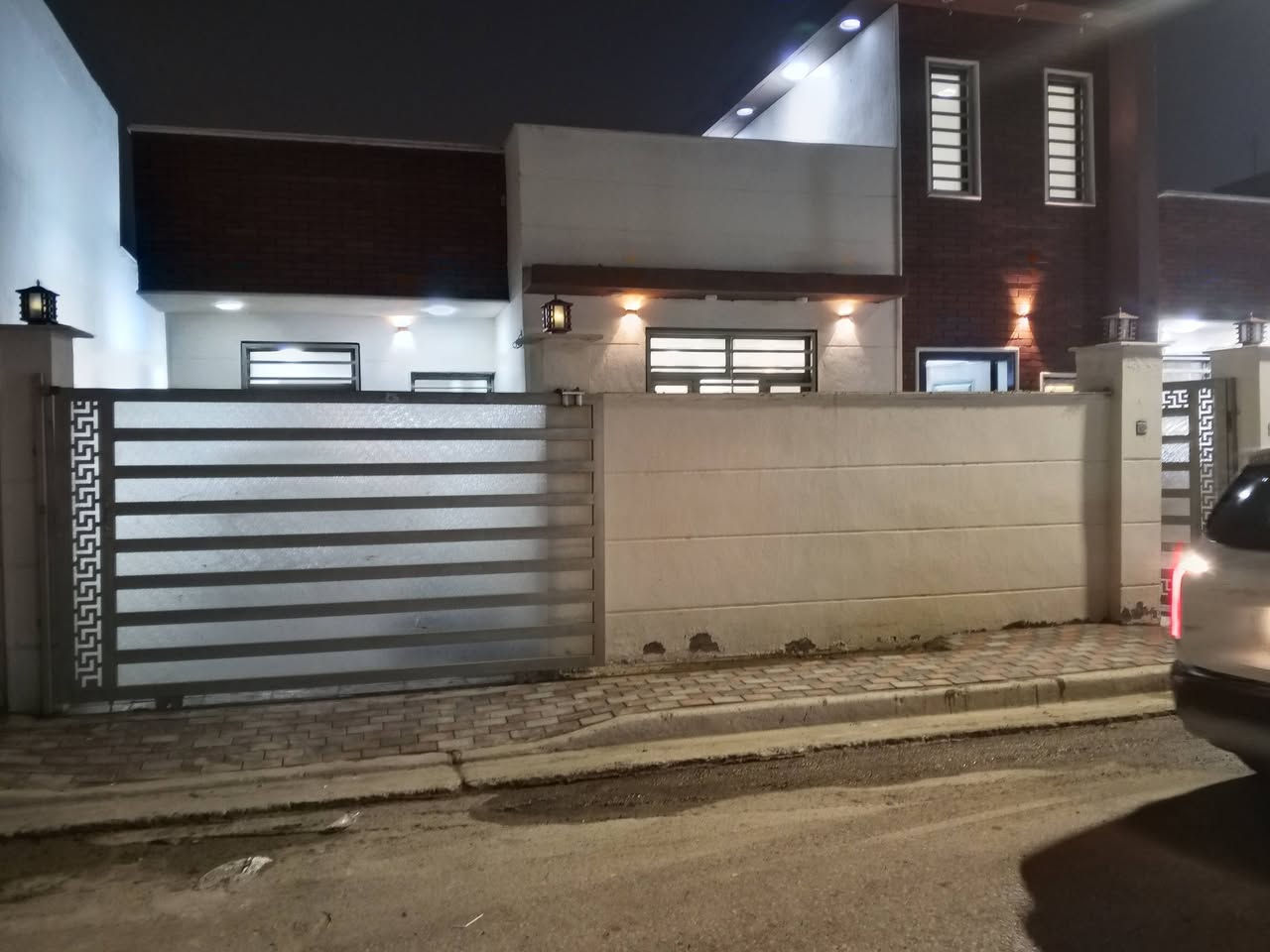 سلام عليكم 
عندي بيت للبيع في مجمع الزيتون السكني في شارع الزيتون في ابو غريب ضمن شركة لوتكا رقم العقار 618 مساحة 252الواجهة 12 ونزال20.5 طابق واحد ثلاثة غرف نوم وصالة وهول ومطبخ بي مبادرة القرض العقاري 125مليون مسدد منه 34 شهر سعره 292مليون . مقدمة 183مليون وباقي اقساط شهريا 548 الف 
للاتصال على رقم  *********** متوفر واتس اب
