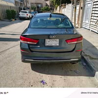 السيارة كيا أوبتيما بحالة جيدة جداً، لونها رمادي والموديل حديث. الداخل...