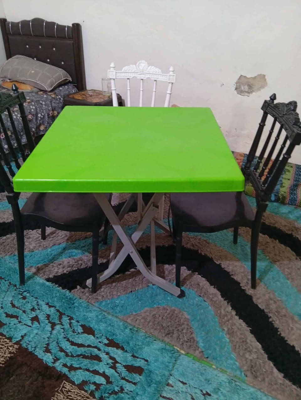 السلام عليكم ثلاث كراسي مع ميز للبيع ***********
