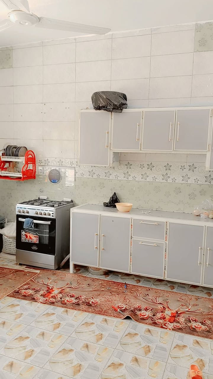 السلام عليكم بيت للبيع في حي الصناعي غرفتين وصاله ومطبخ وستقبال وصحيات كامل مكمل مسحاحة ١٨٠ زراعي للاستفسار أكثر ***********
