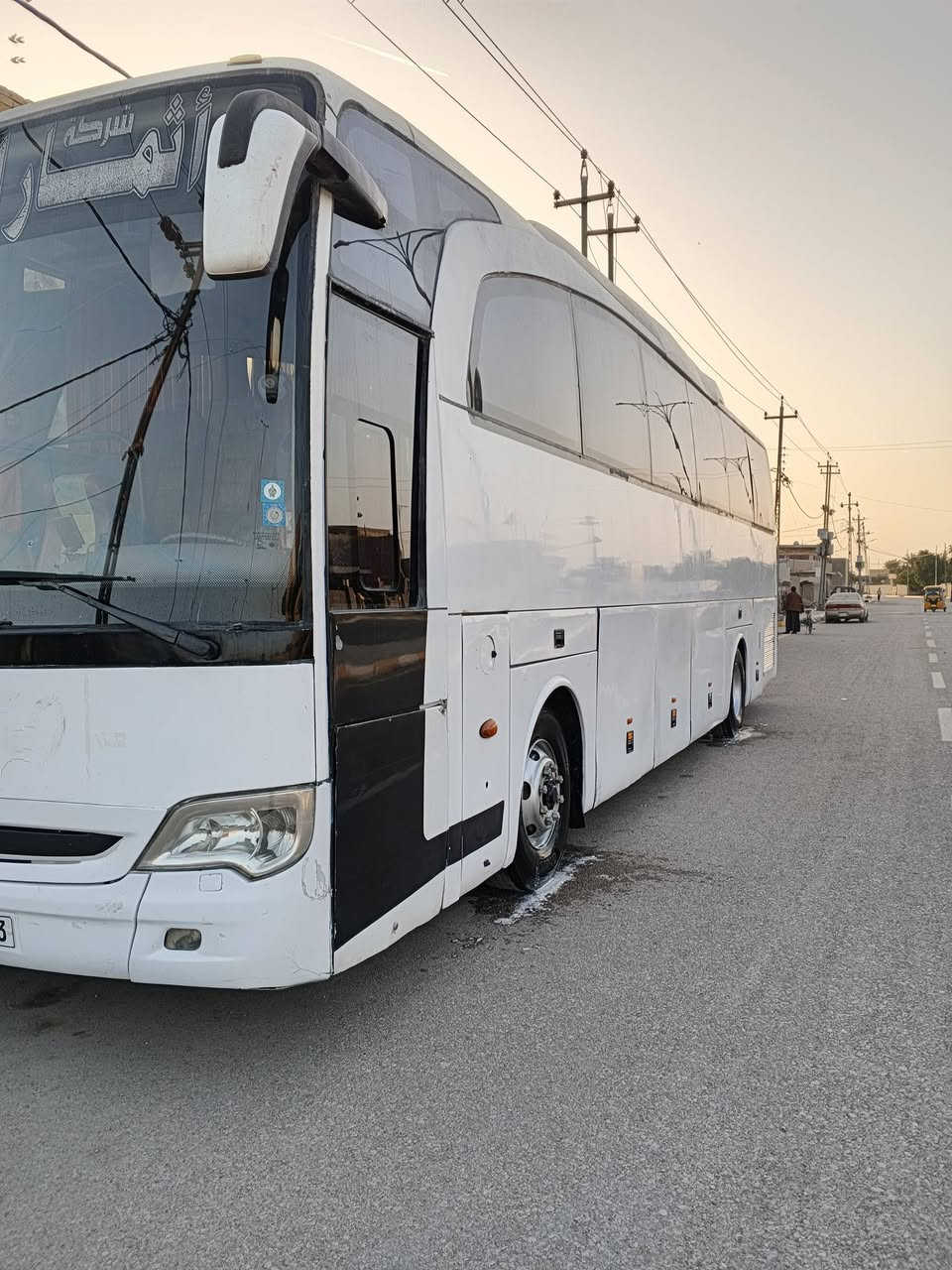 السلام عليكم للبيع باص هونداي شكل الترافيكو موديل 2012رقم نكليزي بسمي مكينه خمس انجوم تبريد صيني جديد تخم تاير جاهز للشغل السعر 315وبيه مجال للاتصال***********
