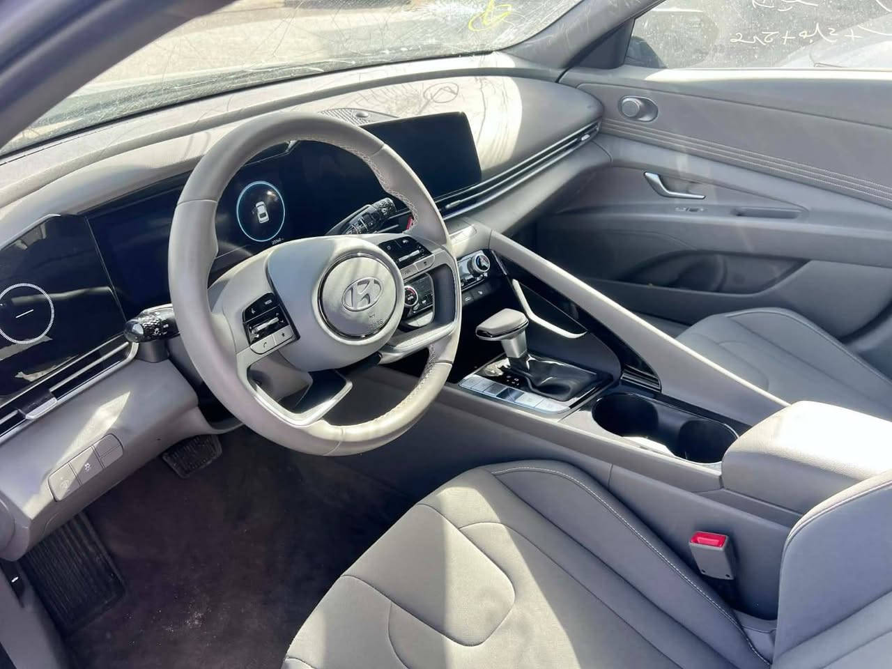 سلام عليكم النترا موديل ٢٠٢٥ لون سمنتي فول مواصفات عدا الجلد سيارة متواجده بعمان ترهم كتاب شهداء مدة الوصول خلال يومين السعر ١١٠ الاتصال على الرقم ***********
