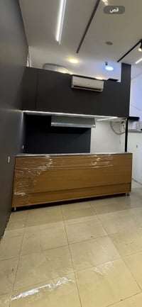 ميز كاشير جديد ما مستخدم كم شهر   شخط ما بي   مع اضائه   قياسه ٢٥٧ عرض...