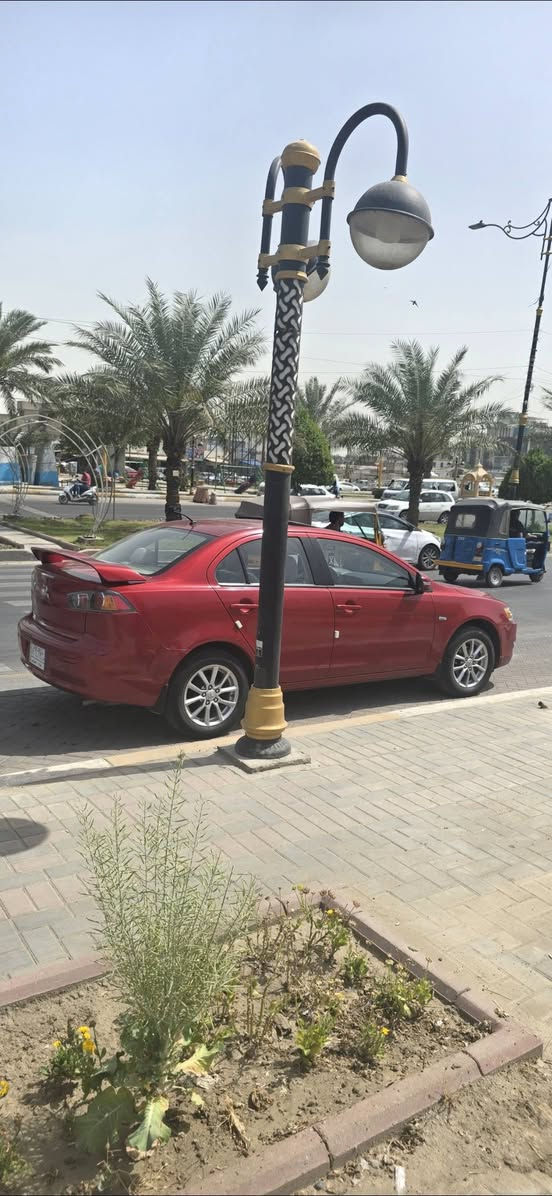 السلام عليكم شباب عندي لانسر 2016 خليجية فول مواصفات ماشية ٥٧ كيلو فقط  بس عدي جاملغ عكس السايق مبدل بجاملغ بلادي وبارد بالباب شي بسيط كلش يعني قطعه وحدة صبغ والباقي كلة مكفول السيارة تايرات جديدة قبل شهر شادهن ودسكات هم قبل سبوعين شادهن حدادية مبدلهة كلهة جديدة واصلية يعني السيارة كلش نظيفةومابيهة اي مصرف وبنزين محسن ودهن اصلي بوكته سنوية باسمي رقم بغداد مكاني بغداد جميلة رايدهة ب105 وهذا رقمي *********** وتساب
*********** شريحة اتصال
