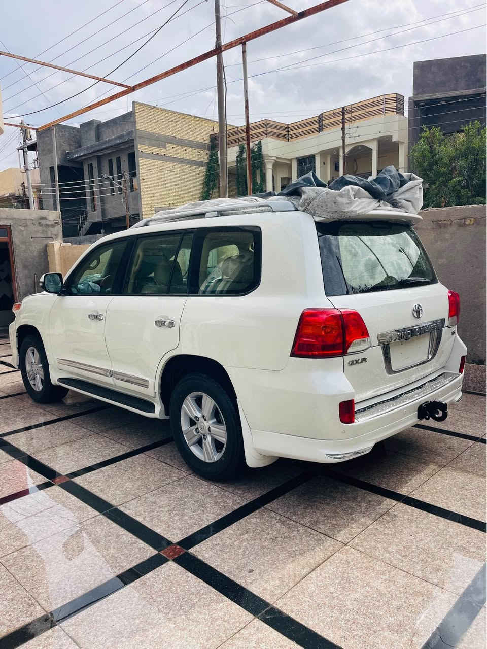 سلام عليكم 
للبيع او مراوس حسب القناعه 
لاندكروز GXR 2013 ساز ماشيه 87 اصل 
مكفوله ضربه وصبغ وتبديل 
محرك وكير مكفول سياره جاهزه تخم تاير دنلوب ياباني غرفته جديده بدون تشققات 
مكفوله من الزنجار او الخياس بالابواب 
شاشه وكامرتين امامي خلفي وحساس خلفي وفتحه وتحكم ستيرا ٣ قطع تبريد وثلاجه ٧ راكب رقم بصره رباعي 2377 وبقيه المواصفات معروفه 
مكاني البصره الجبيله قرب مول بصره تايم 
للاستفسار 
*********** البصرة, العراق
