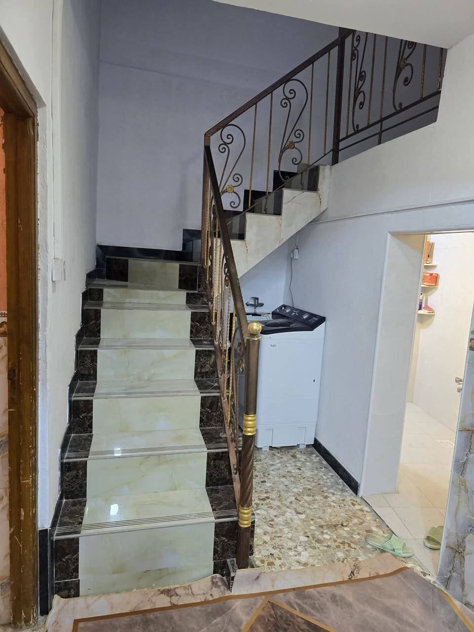 للبيع. بيت. العنوان البكرلي الأولى شارع المقابيل مدرسة البحتري شارع مخبز ليمونه 
للاستفسار الاتصال عل الرقم ***********
