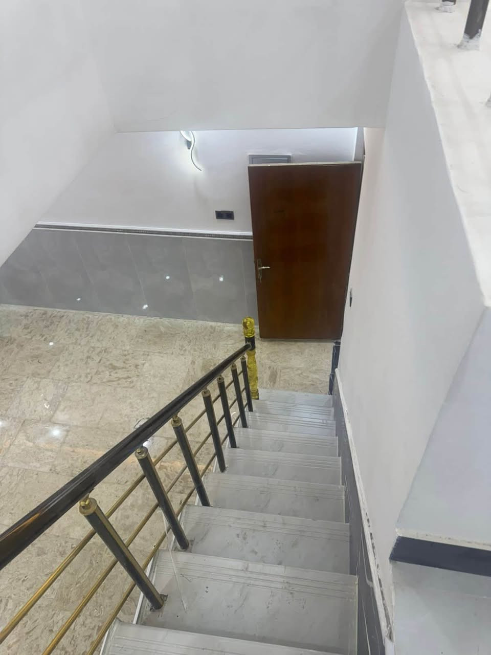 بيت بالجامعه للايجار غرفه وصاله فوك وغرفه وصاله ومطبخ واستقبال جوه سعر الايجار ٦٠٠ اتصال *********** منطقه ال٢٩ خلف الناسخ
