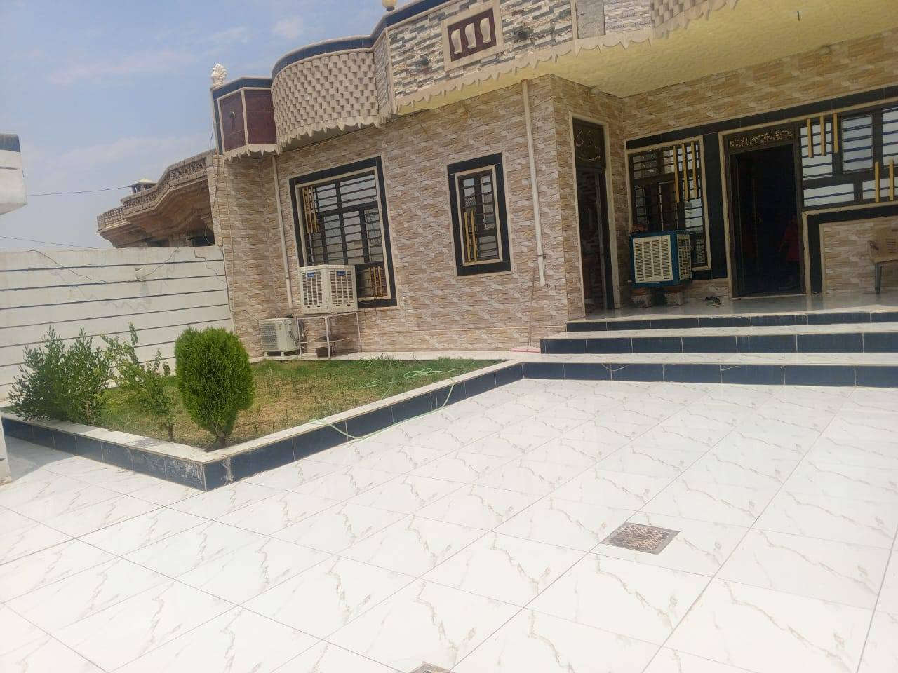 للبيع بيت طابقين 300 متر الموقع دبس الحويجه قرب شارع العام بيت بناء حديث البيت فول سيراميك سقوف 3 غرف نوم كبار وربعه وهول مجمع غرف مطبخ حمامات داخل خارج حديقه تانكيات كبار عدد5 كيزرات عدد2  بيت كامل ماعلي حجي السعر 70 وبي مجال الاستفسار *********** وحياكم
