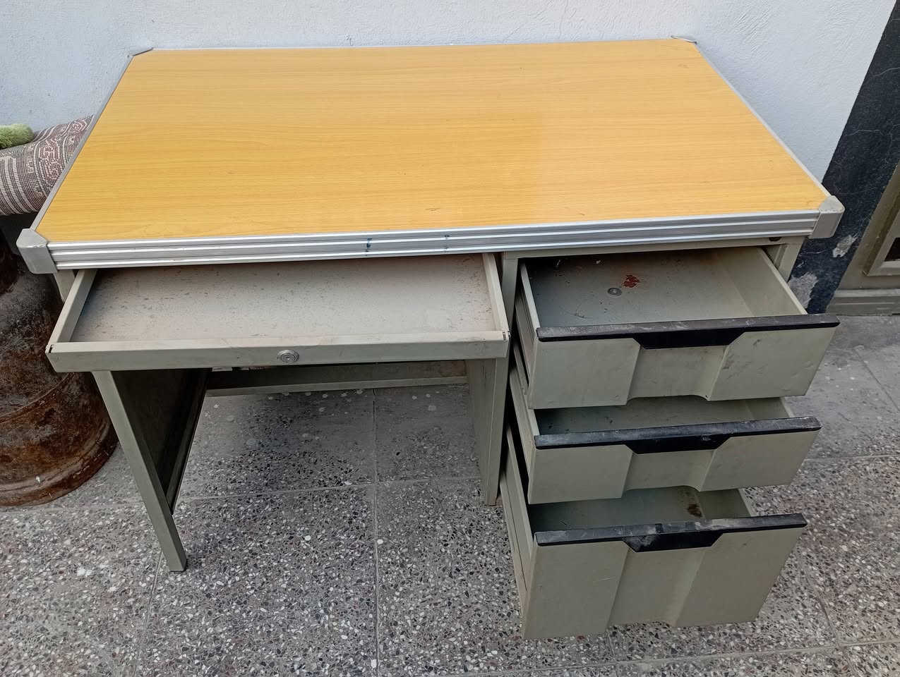 ميز تركي نضيف جدا للبيع مآل مجمع مآل مكتب قيم وخذ نجف ***********
