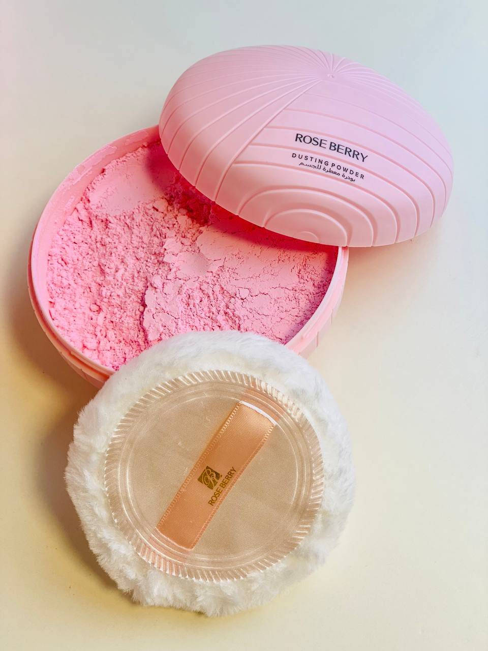 ⁨ باودر الجسم روز بيري من المنتجات اللي تحبها الناس هواية لأن تجمع بين الريحة الحلوة  😍😍😍والإحساس بالانتعاش. 
بودرة روز بيري 

Rose berry body powder coco  rose 💖 
مميزاتها:

رائحة ناعمة وثابتة: تنطي ريحة وردية هادية ومنعشة تبقى فترة طويلة.👇

امتصاص الرطوبة: ممتازة بعد الشاور أو في الأيام الحر، لأنها تزيل العرق والرطوبة.😍

ملمس حريري:تعوف البشرة ناعمة جدًا وملساء.✨💖

مناسبة للبشرة الحساسة: مكوناتها غالبًا بتكون خفيفة ومناسبة للبشرة الحساسة، بس دايمًا الأفضل اختبارها الأول.

طريقة الاستخدام:
1. بعد الشاور، على بشرة جافة.
2.اخذي كمية بسيطة باستخدام الباف اللي جاي مع الباودر.
3. طبقيها على الجسم، خصوصًا في المناطق اللي تتعرض للتعرق أو الاحتكاك زي تحت الإبط والرقبة.

نصائح مهمة:🤚

جربيها الأول على جزء صغير من الجسم لو بشرتك حساسة.
ممكن تستخدميها حتى على الرقبة وأماكن النبض لو حابة ريحتها تبقى واضحة أكثر 
لو تستخدمين عطر، حطي الباودر الأول حتى تثبّت الريحة أكثر 💯🤍

▪️▪️الحجم ٢٠٠ غرام 

السعر 10الف


**إذا كنت صاحب هذا الإعلان وتريد حذفه لأي سبب، رجاءا أرسل رسالة إلى الدعم الفني**