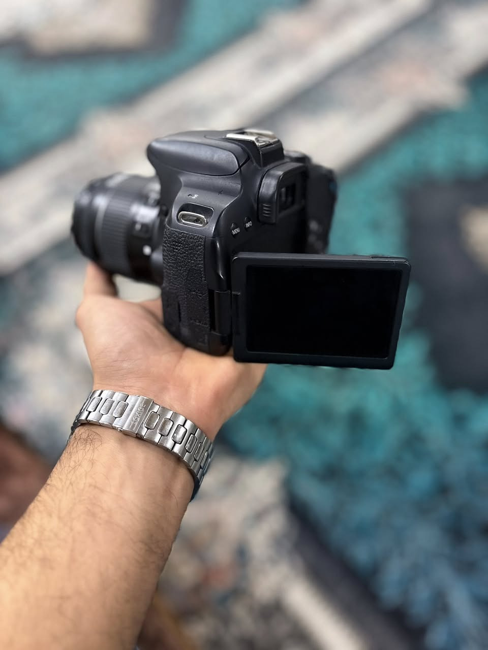 للبيع كامرا كانون canon 800D الحديثة شاشة لمس قلاب واي فاي +بلوتوث نضافه 100%
دقه وسلاسه وسرعه✨
ملحقات
عدسة 18-55 

شاحنة عدد 2
بطاريه
حزام + حقيبة 
السعر 600  الف وبي مجال 
مكان بغداد 
للاستفسار : ***********
