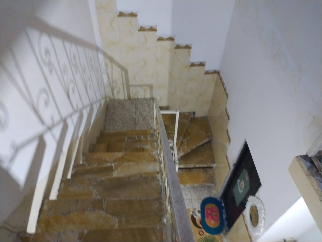 سلام عليكم 
بيت مساحه ١٥٠ متر الواجه ١٠ ونزال ١٥ ركن 
طابقين 
الطابق الاول استقبال ومطبخ وهول وغرفه نوم مجمع صحيات داخلي وخارجي  و كراج
الطابق الثاني 
غرفتين نوم ومجمع صحيات 
طابو زراعي سند ٢٥ 
العنوان ابو خستاوي شارع الغسل خلف عقيد فرحان 
فرع مقابل اسواق رائد 

*********** بي واتساب
