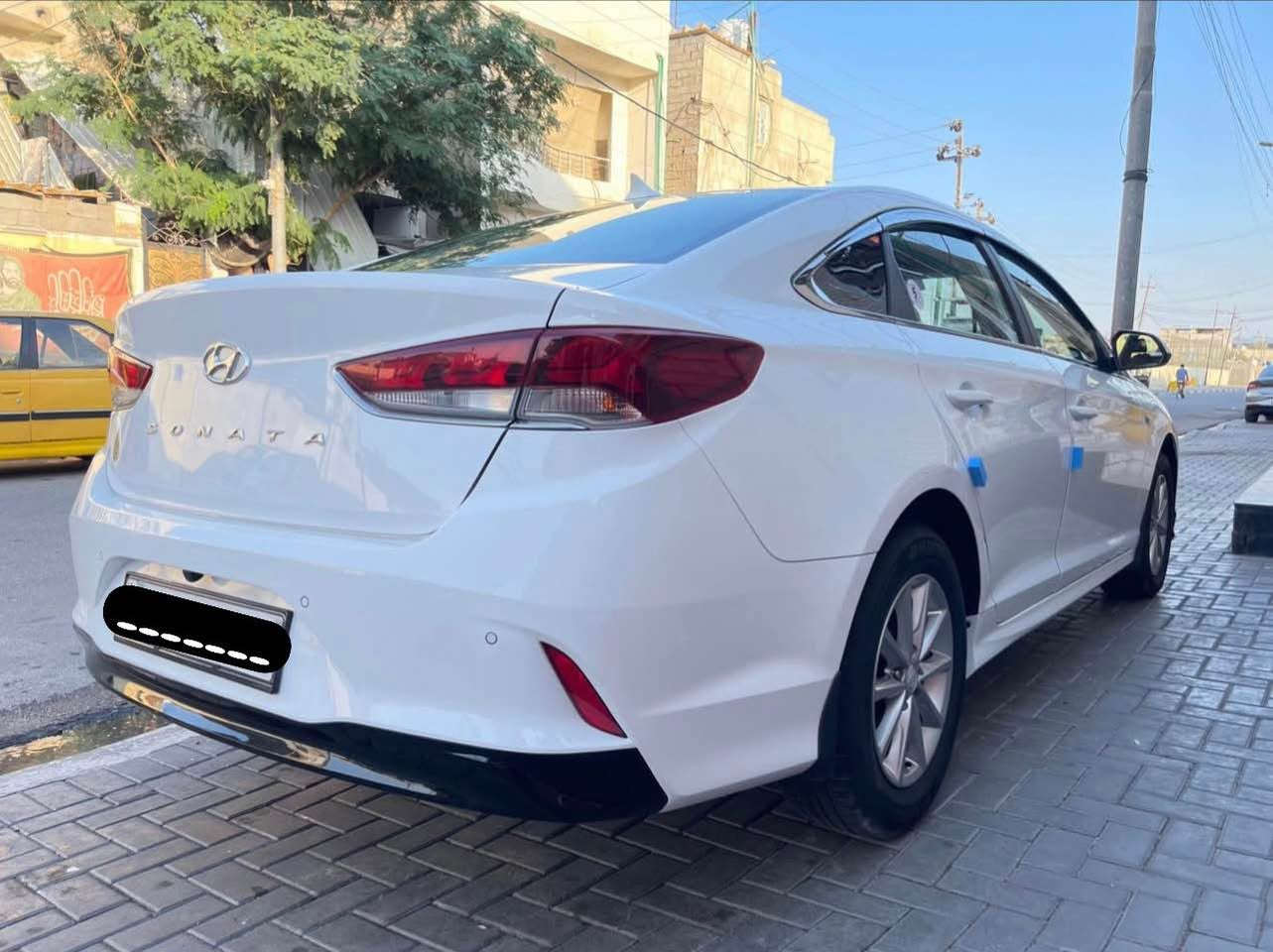 هونداي سوناتا كوري موديل 2022 بصره حره 
بيها فقط باب خلف عبري العبري مرشوش من كوريا 

مكينه 2000 بانزين
شاشه وكاميرا 
بجم اطر لدات
ماشيه 45 كم
سيارة جديده 
سعر 183 $
*********** البصرة, العراق
