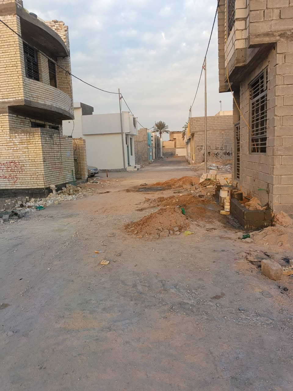 السلام عليكم يتوفر قطعه أرض للبيع المساحة 100متر مقابل حي الامام علي خلف حي الكرار  نوع العقار سند 25قرار محكمه خدمات كامله مي ومجاري وكهرباء وتبليط منطقه سكنيه الاستفسار عن السعر ***********
***********
