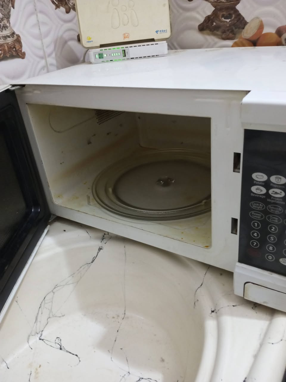 السلام عليكم ميز طعام جام 4كراسي سعر 150الف مبرده كنفيره سعر 60 الف اوفن طعام ب 55 الف كلهم نضاف رقم الهاتف *********** المكان الزعفرانيه
