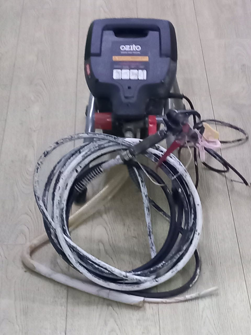 سلام عليكم جهاز صبغ ايرلس صناعي ماركة اوزتو الاسترالي باله مستخدمه
مره وحده 700وط صونده 7متر
يستخدم لجميع انواع الصبغ والاسطح
السعر 225الف
بغداد كراده داخل 7748017032
