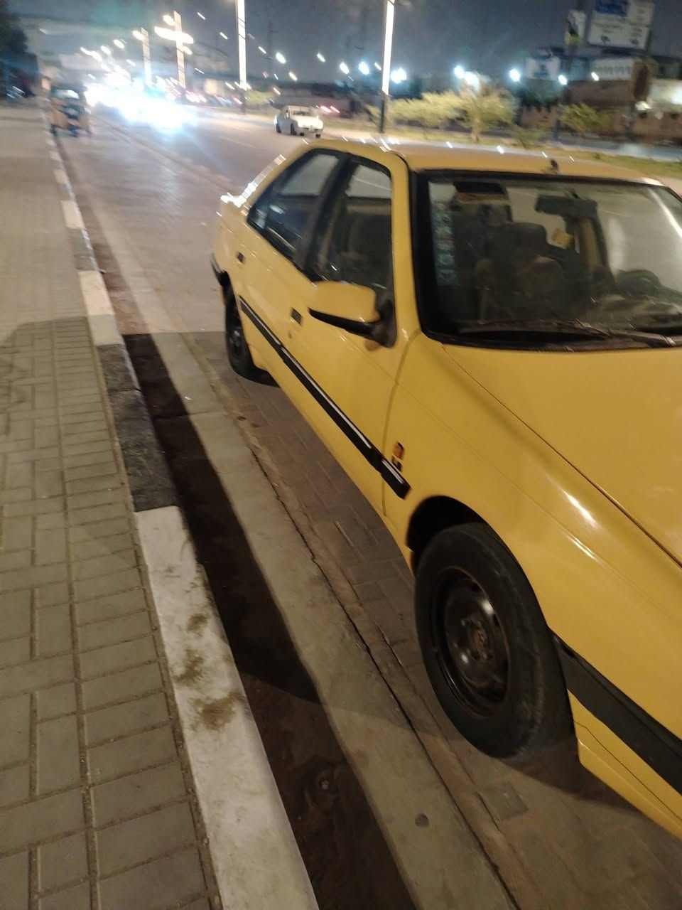 بيجو 405 مديل ١٦ سياره كفاله من ضربه و تبديل والخياسات وتبريد ومكينه وكير وحداديه بيه شبر صبغ جو قبق البانزين وتكيحلات رقم بصره
