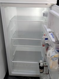 ثلاجه مستعمله شهرين بغرفة نوم السعر 200 للتواصل07705235136