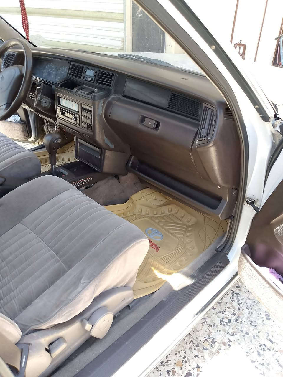 السلام عليكم ارنب استيشن للبيع فقط السياره جديده موديل 1991  السياره تبريد ثلج ابطاين جدد داخل ماروني جديد السياره نضيفه حيل محرك 2500 بطه السياره ربع ما اذب عليه ماشيه 95 الف تايرات جدد كهربائية كله على الشركه كير ومحرك ما مفتوح تايرات تخم جديد سنتر لوك  رقم بصره مشروع وطني وين ما اتروح اتحول الجام كهربائي لون السياره ابيض لوئلئي مكان السياره ابو غريب حي الشهداء قرب محطه جوهره العدنان  وبيه مجال هاتف واتساب *********** سنويه جديده لغايه 2029
