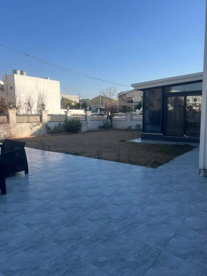 بيت #ركن  للبيع في مجمع لاوان ستي
مساحة 200 متر + 200 متر متروكة #حديقة_خارجية 
طابقين على شارع ٣٠ متر 
يتكون من :- 
4 غرف نوم // استقبال // هول داخلي // مطبخ // صحيات // حديقة و كراج 
المجمع كامل الخدمات
السعر : 
العنوان :- طريق كسنزان _ سايدين لاوان _ خلف شقق بلص لايف
**** 
خانووی #روکن بۆ فرۆشتن لە لاوان ستی 
ڕووبەر :- 200 مەتر + 200 مەتر مترووکە 
پێکهاتووە لە :- 
4 ژووری نووستن // دیوەخان // هۆڵ // چێشتخانە // گەرماو 
*
للاستفسار :
***********
