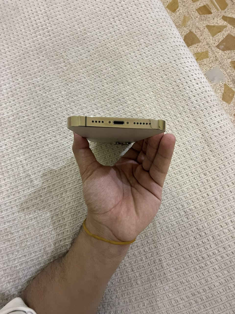 السلام عليكم 13pro max         ذاكره ١٢٨   بطاريه 83 الجهاز بلادي نضافته 100/100             الدوانيه قضاء الشاميه.   ***********. سعره ٦٨٠   مع الكارتون والكيبل
